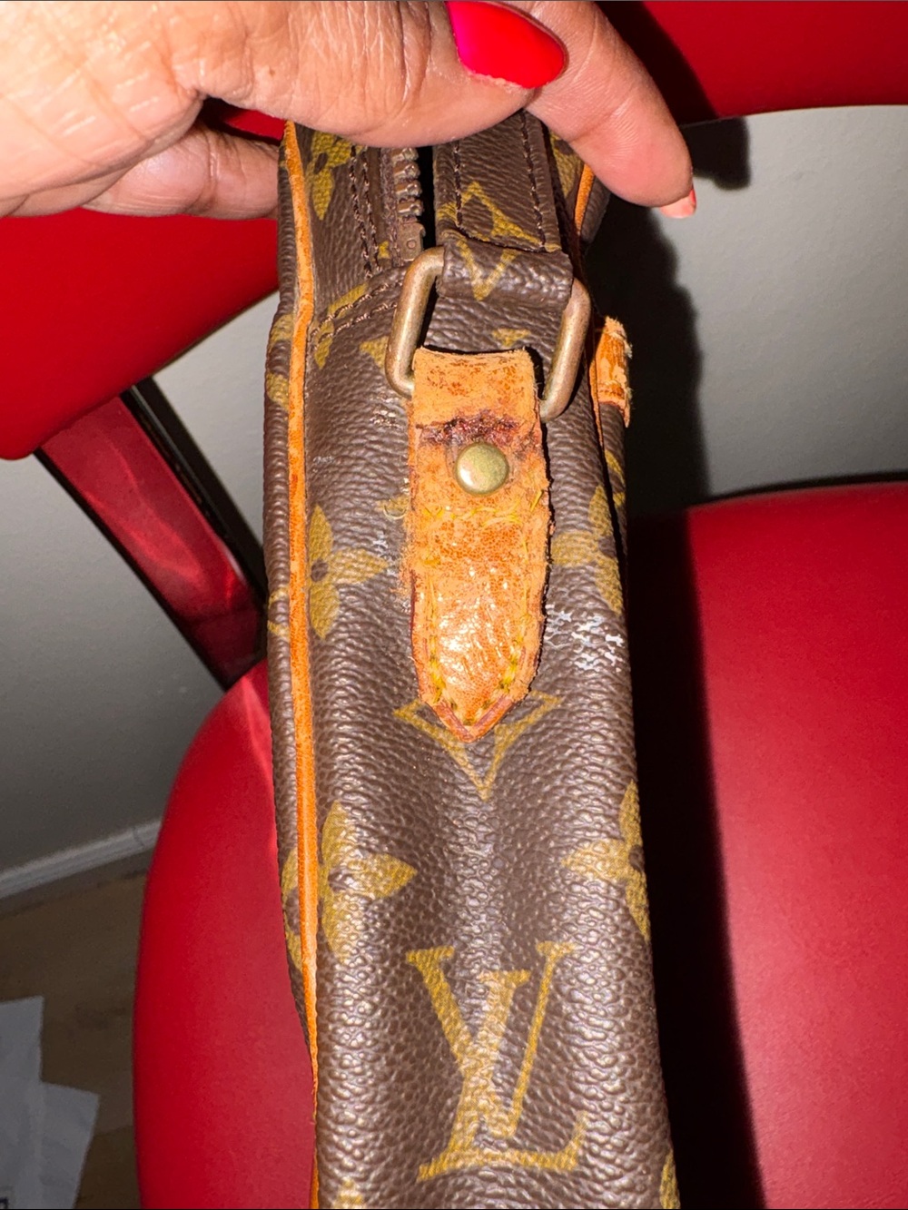Louis Vuitton Danube Monogram Crossbody both sides have been repaired - Picture 7 of 13